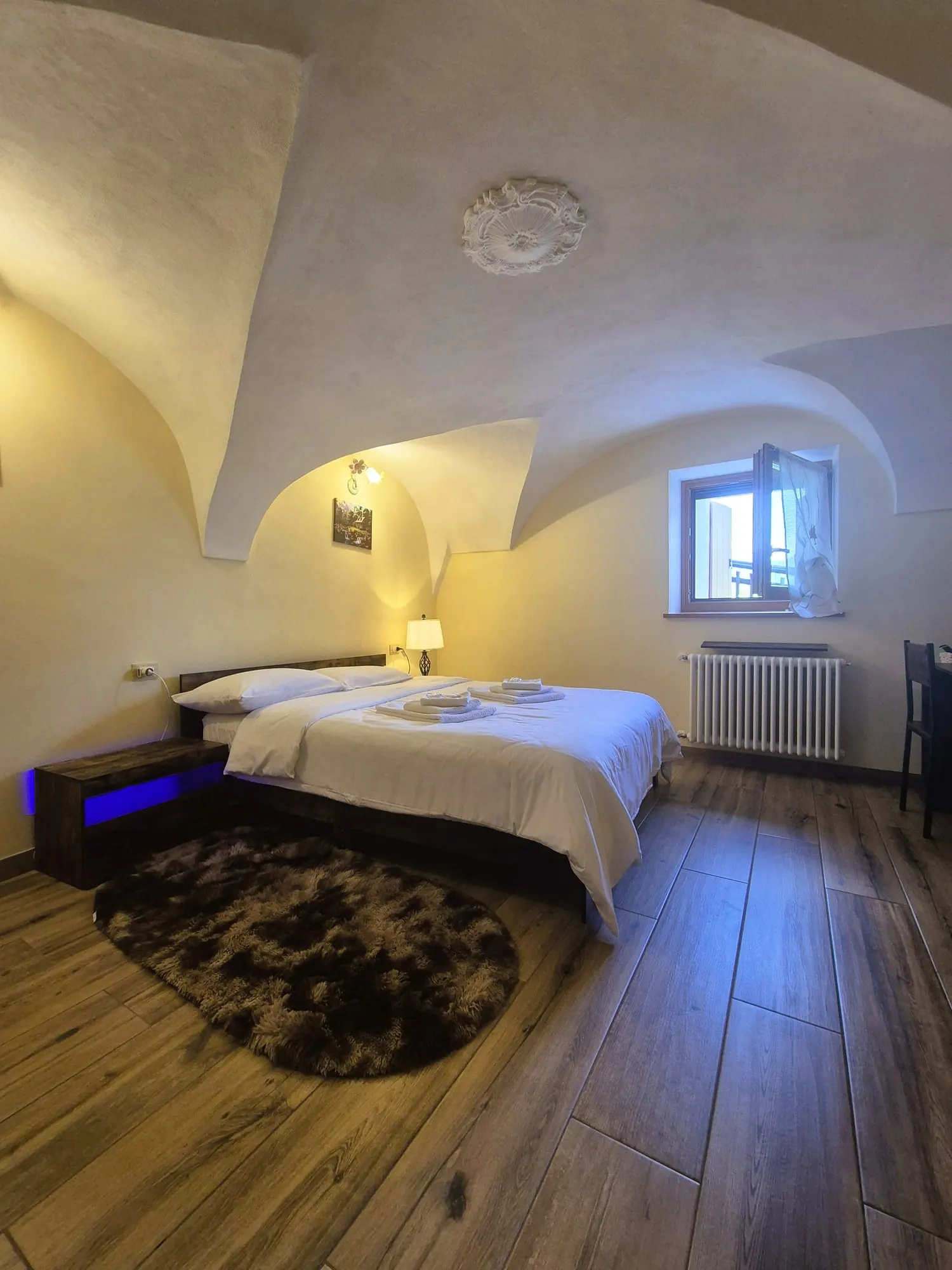 Camera Denise con soffitto a volta e letto matrimoniale