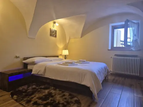 Camera Denise: letto matrimoniale a Casa Regina 21