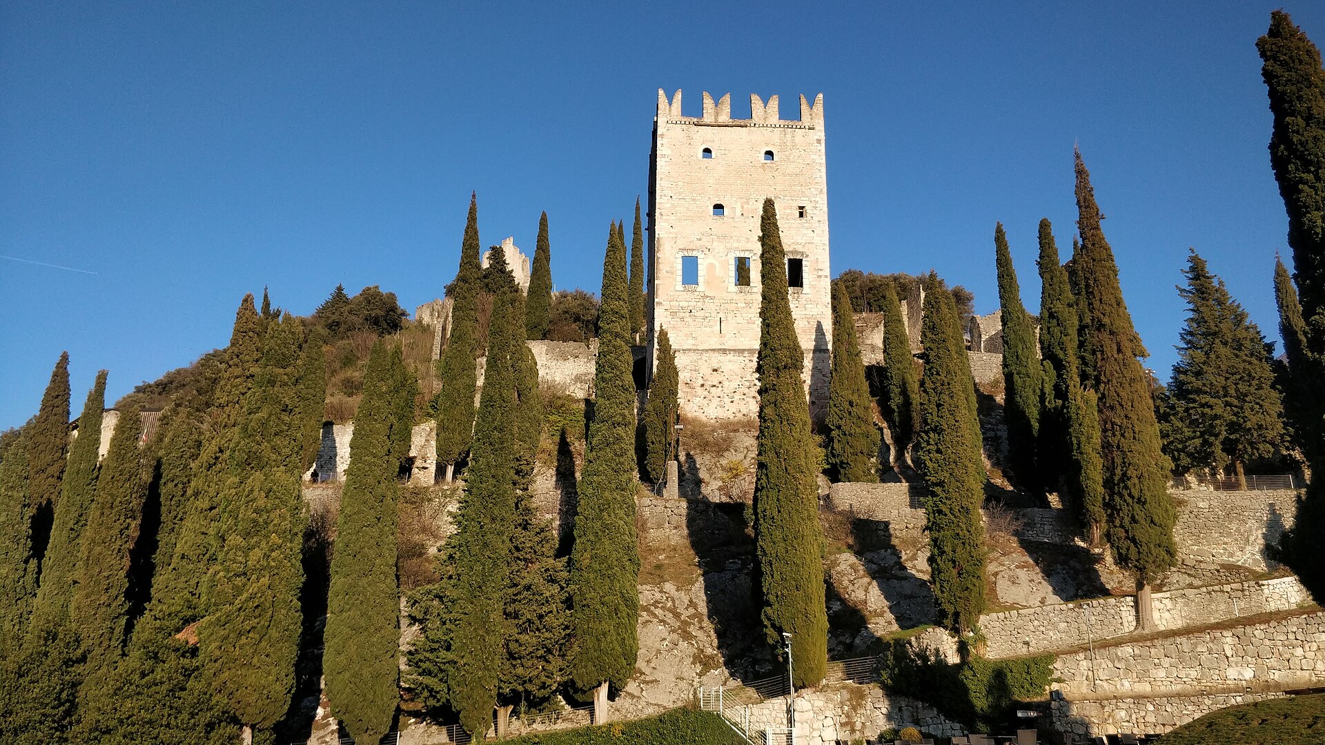 Torre in pietra e cipressi al Castello di Arco