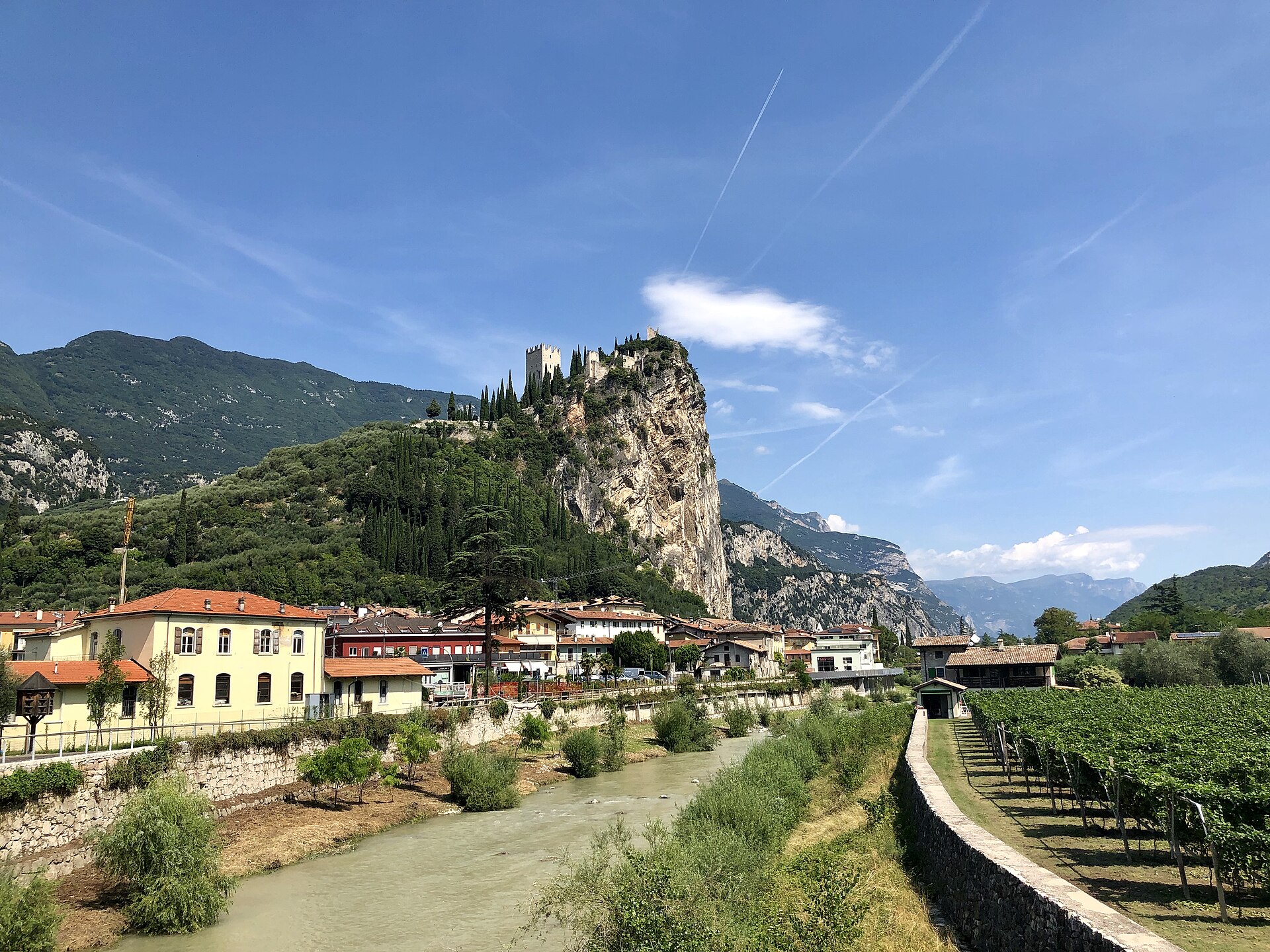 Castello di Arco sulla rupe calcarea sopra il paese e il fiume Sarca