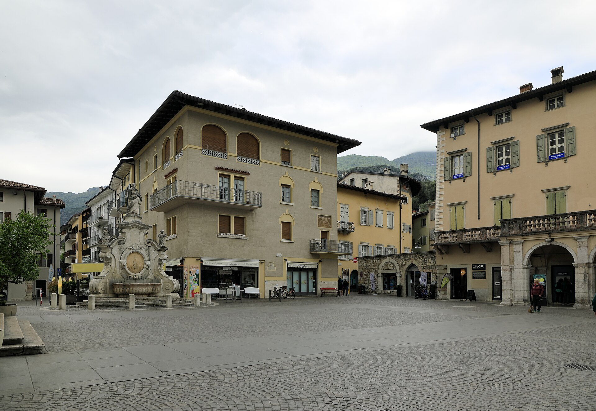 Piazza III Novembre e Fontana del Mosè nel centro di Arco