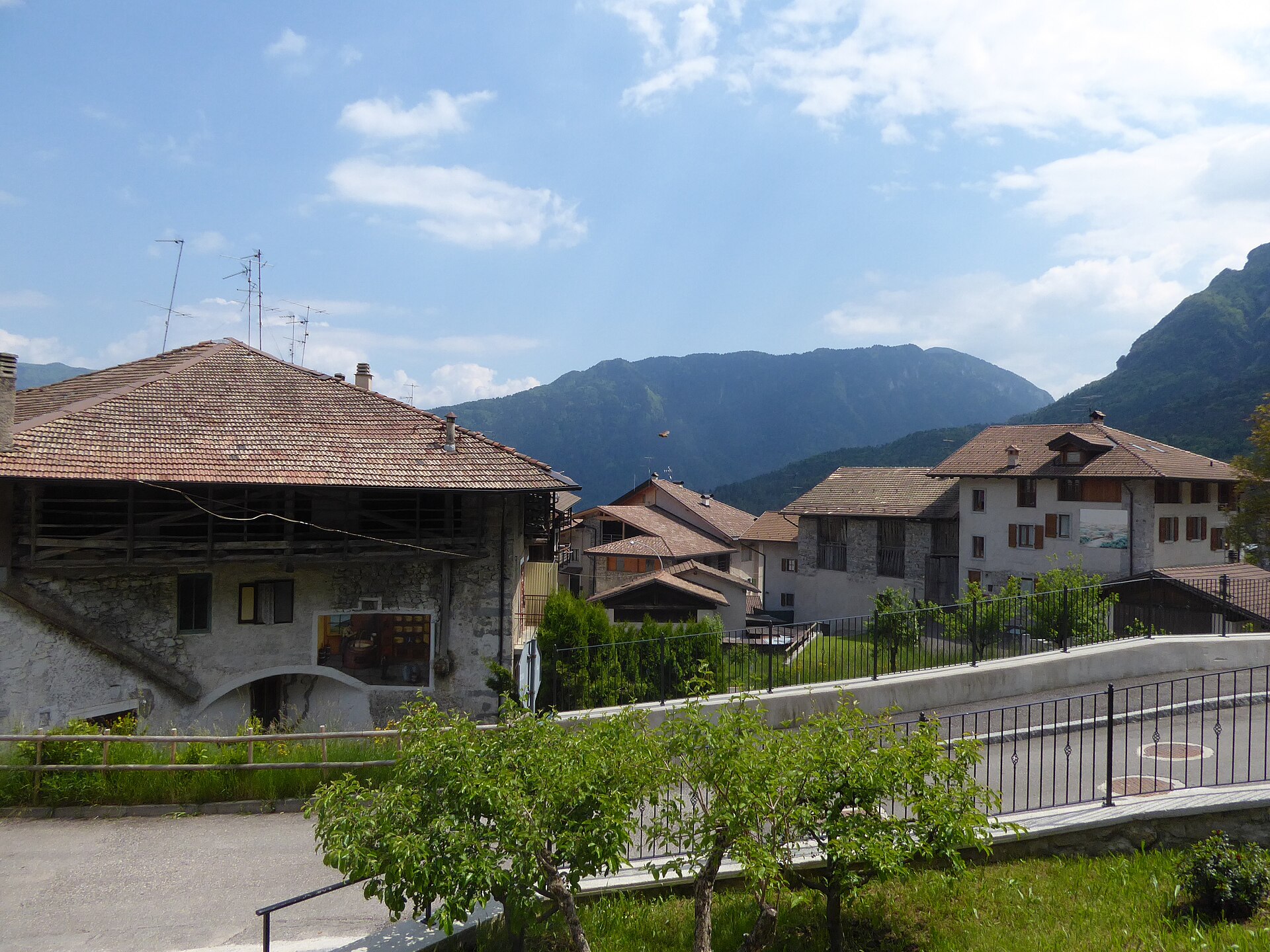 Case rurali e una parete dipinta a Balbido sull’Altopiano del Bleggio