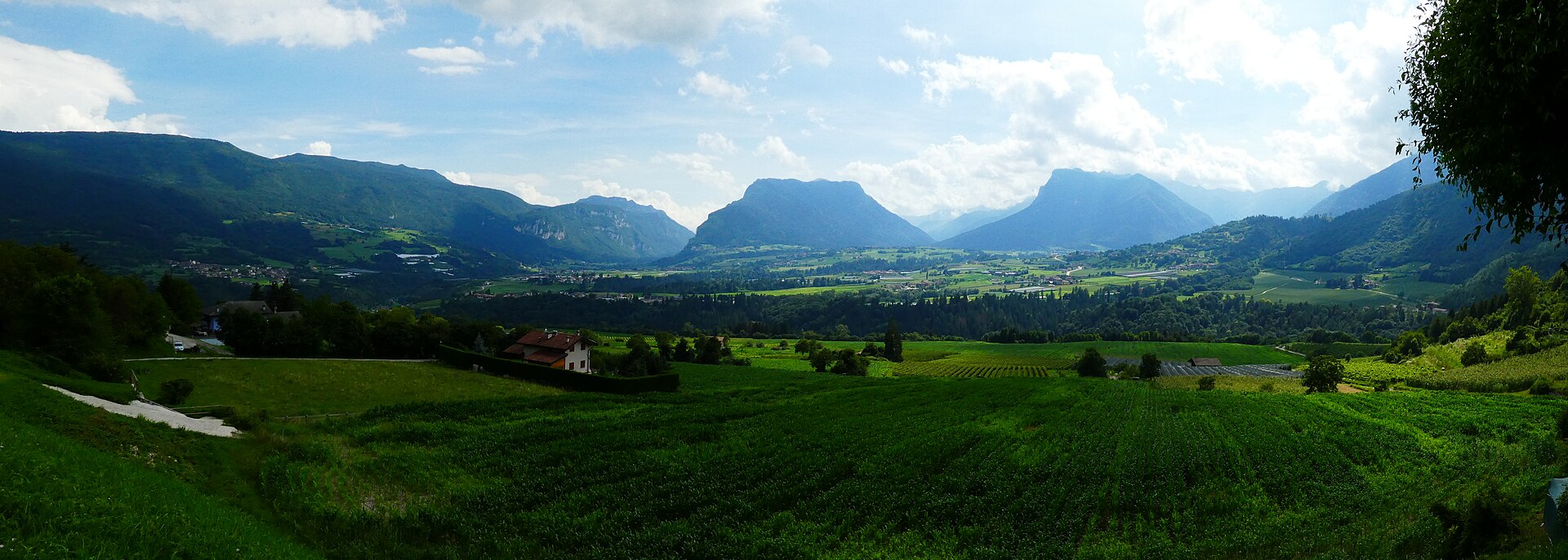 Campi verdi e montagne sugli altopiani del Bleggio e del Lomaso