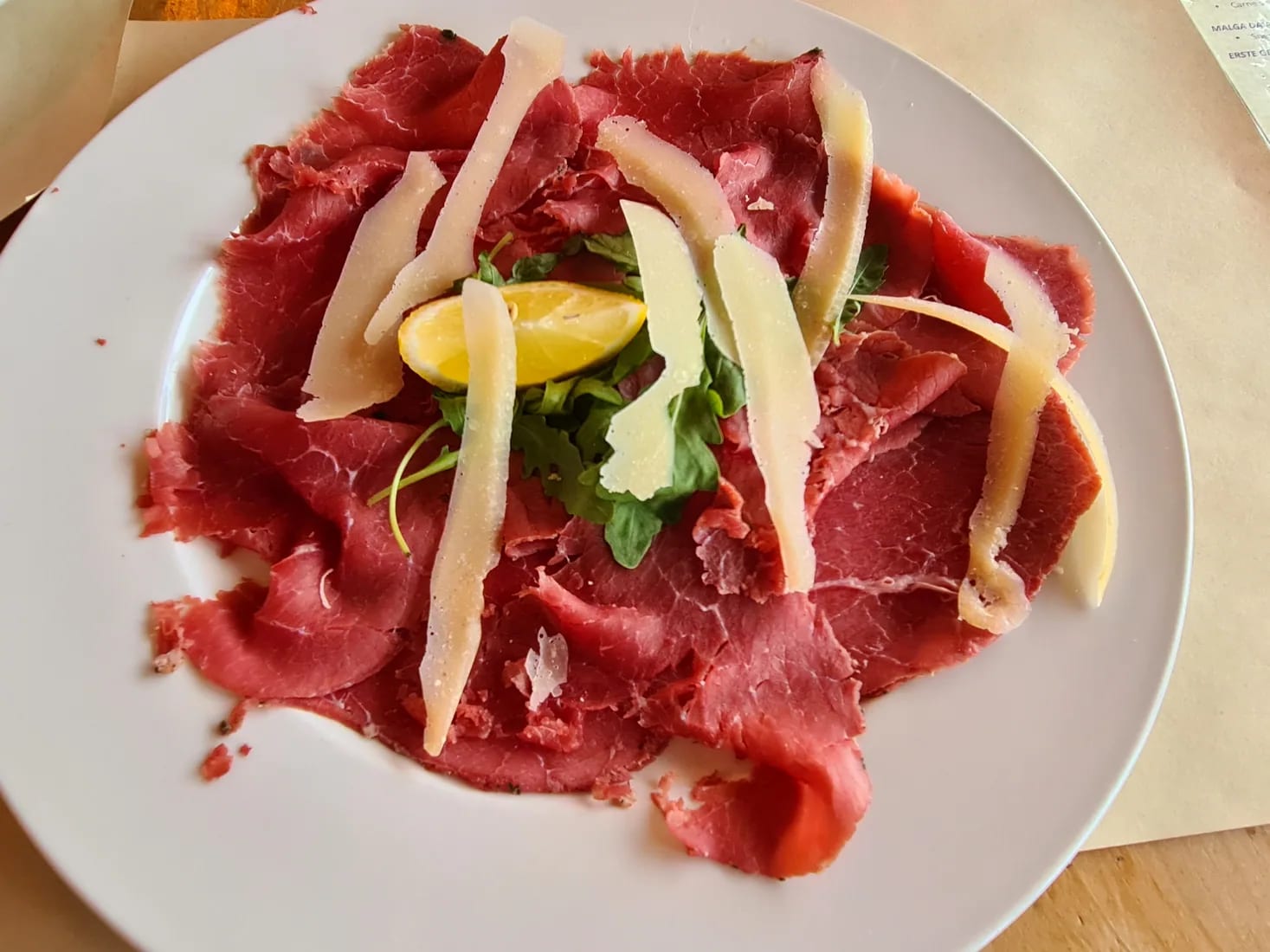 Carne salada con fagioli, un piatto tradizionale servito nei ristoranti trentini