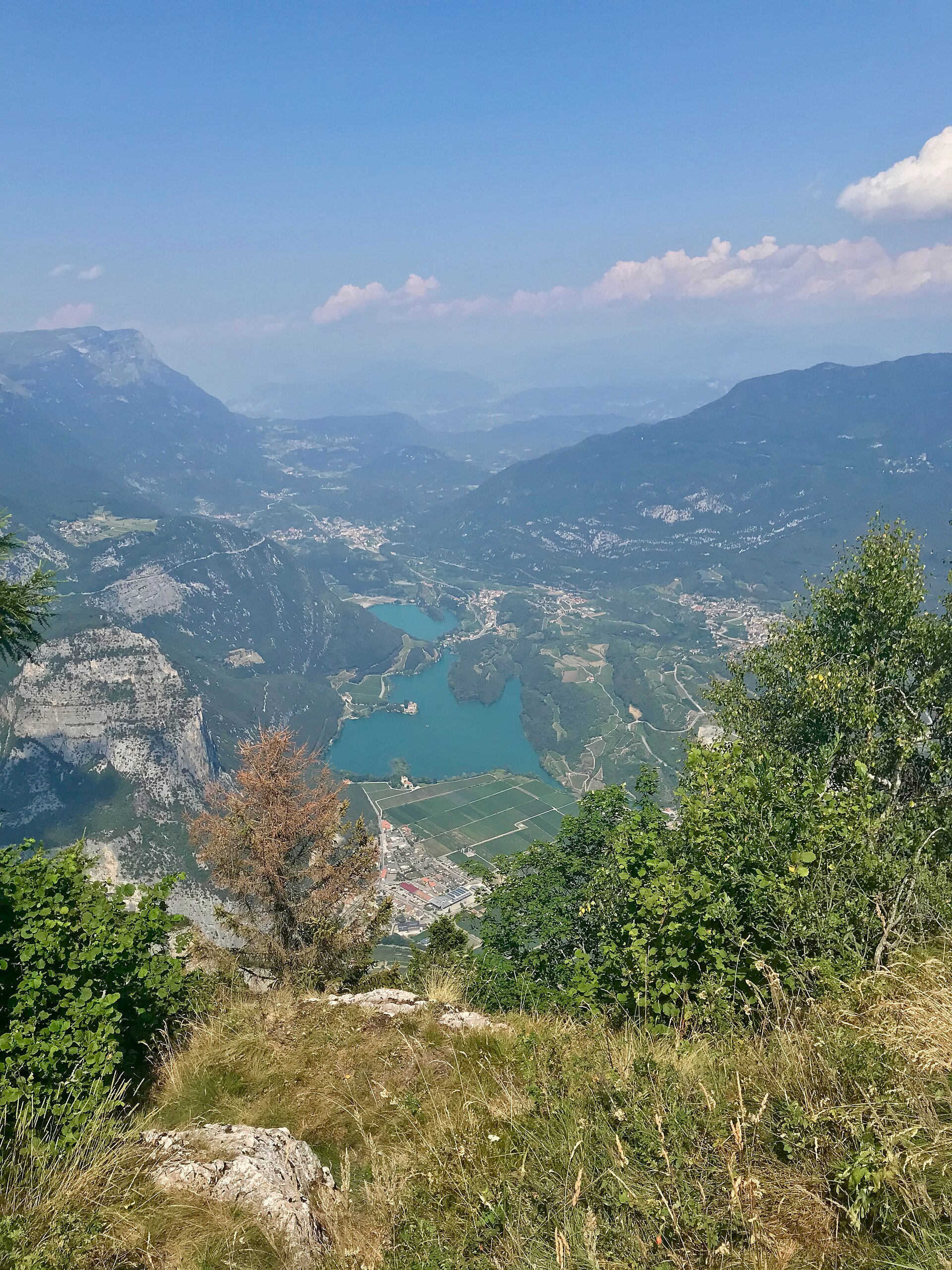 Vista dal Monte Casale sulla Valle dei Laghi e sui laghi azzurri