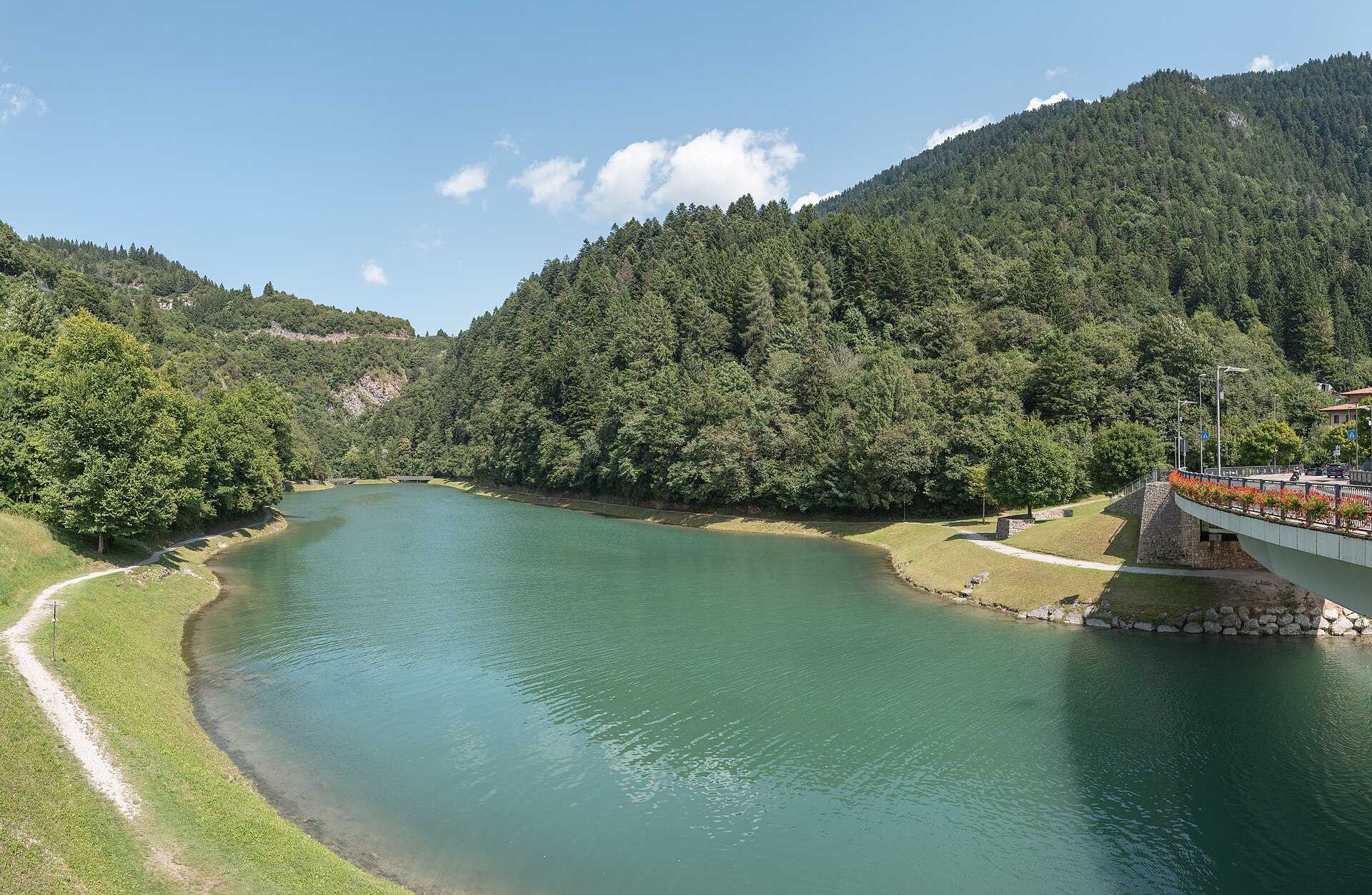 Acqua verde e sentiero facile intorno al piccolo Lago di Bior vicino a Molveno