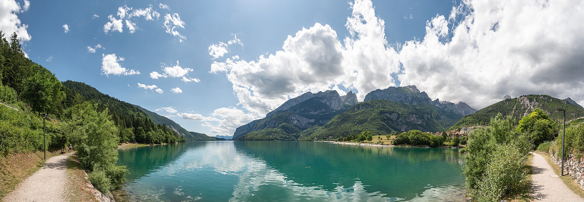 Lago di Molveno e Dolomiti di Brenta riflesse nell’acqua verde azzurra