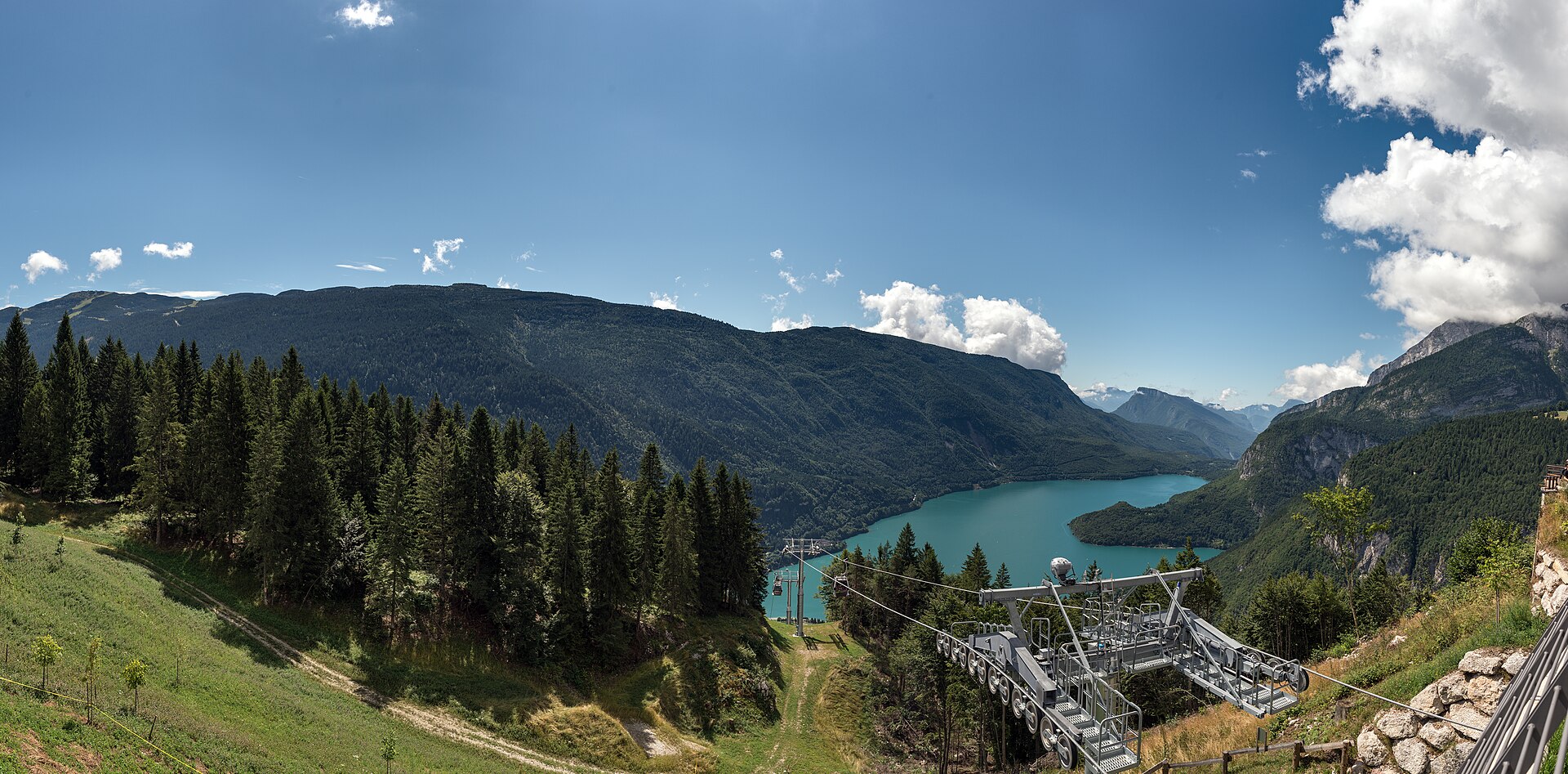 Lago di Molveno visto dall’Altopiano di Pradel sopra il bosco