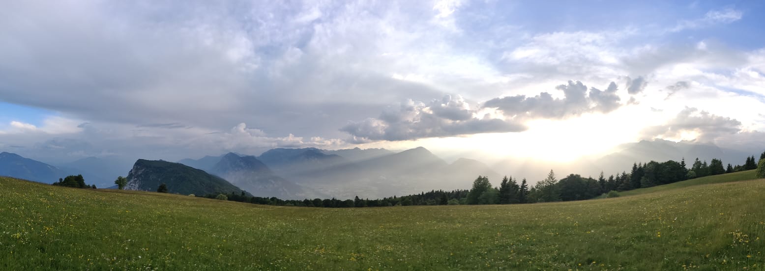 Prati fioriti sul Monte Casale sopra la valle di Comano Terme