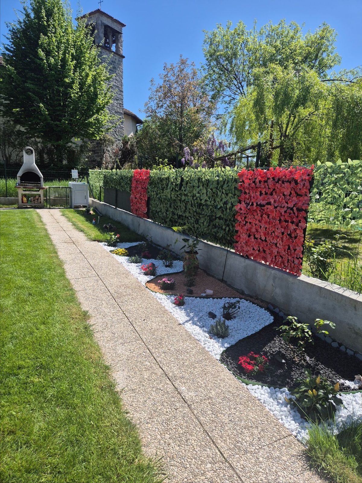 Sentiero nel giardino privato e area barbecue di Casa Regina 21