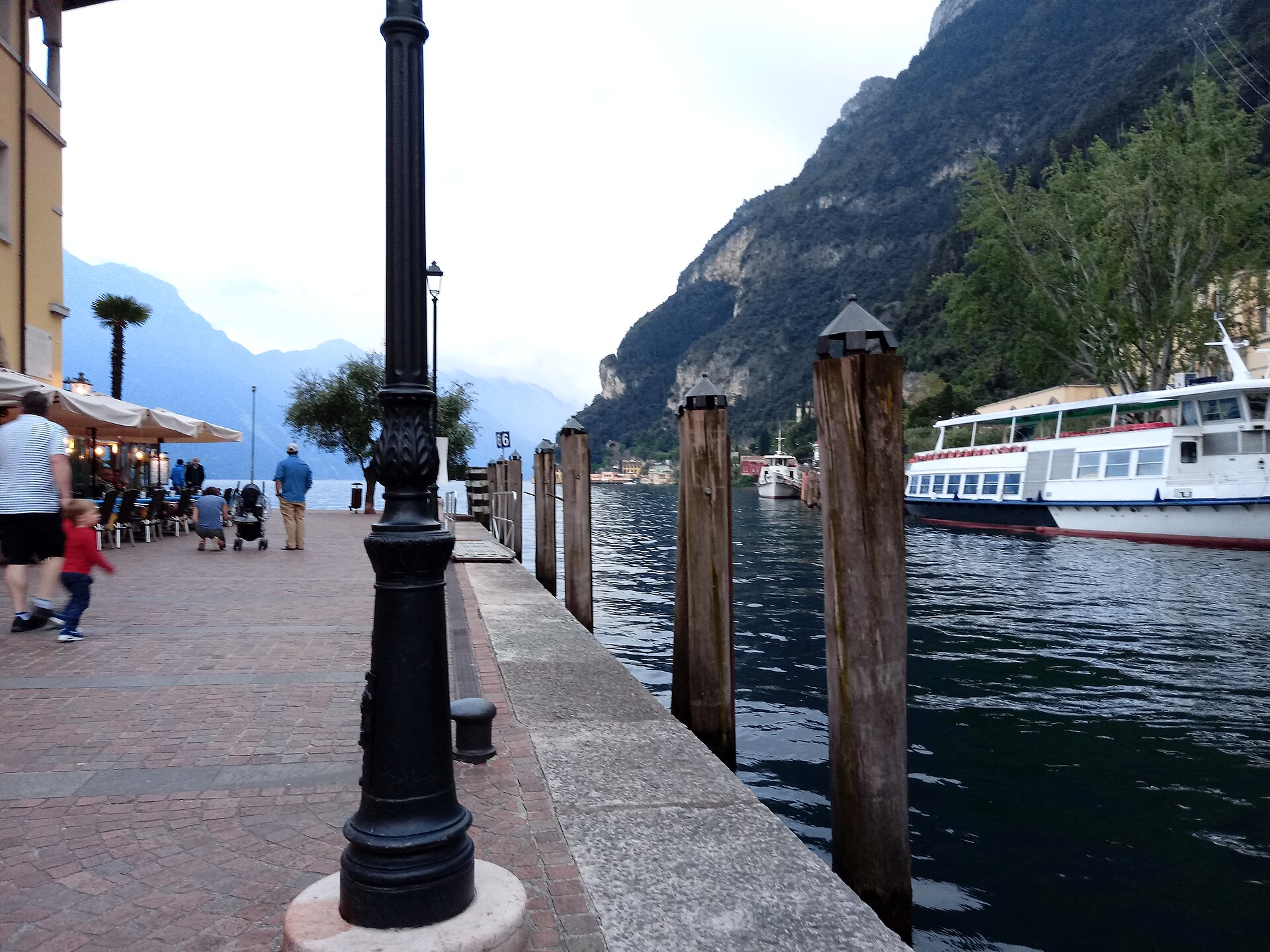 Passeggiata, battelli e montagne al porto vecchio di Riva del Garda