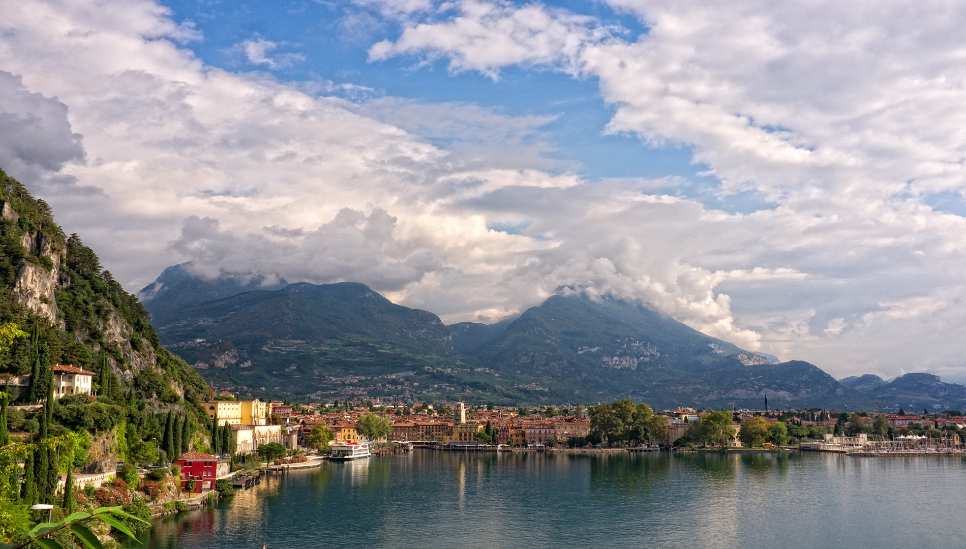 Riva del Garda e centro storico sotto le montagne nella parte settentrionale del Lago di Garda