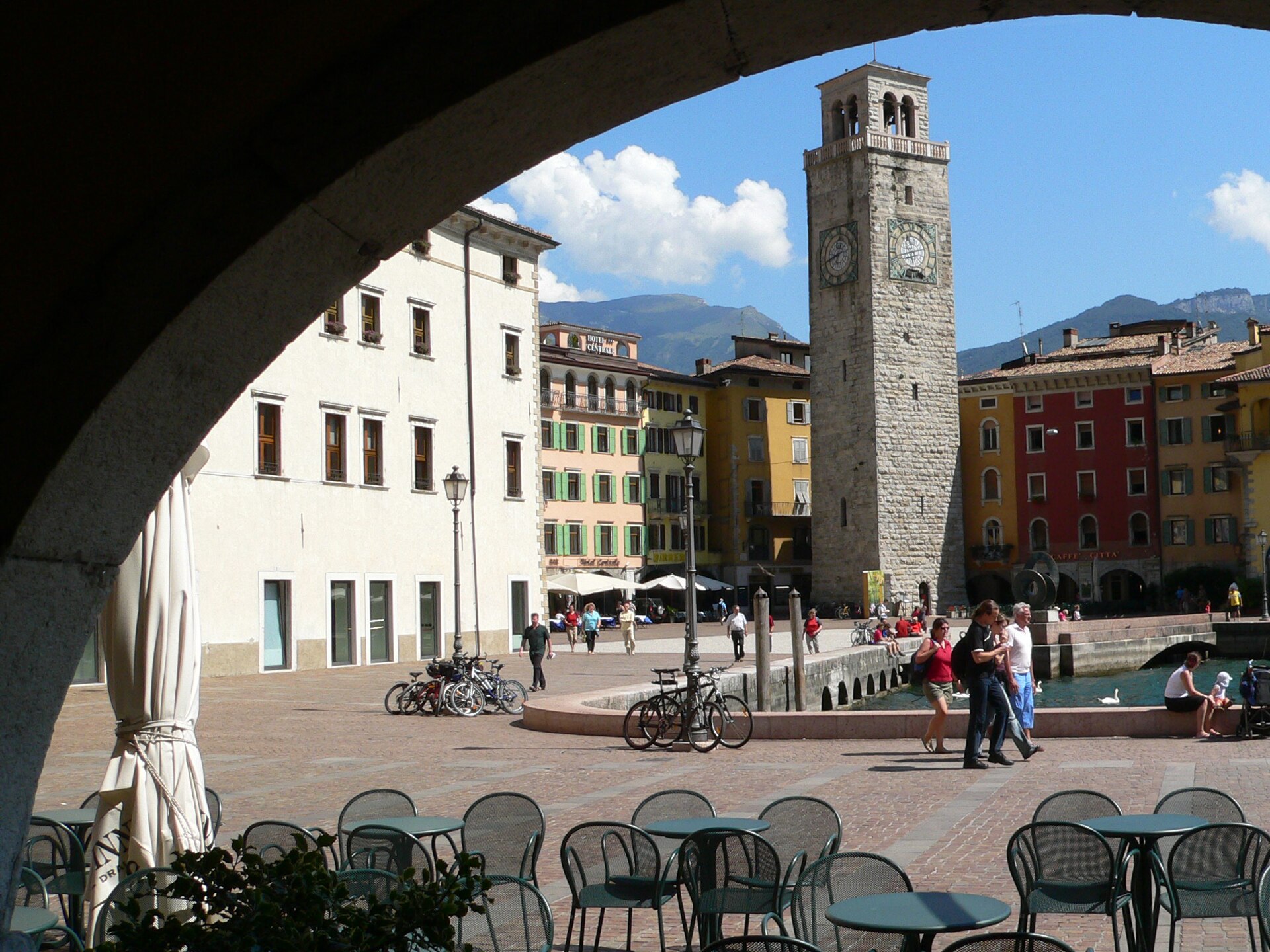 Torre Apponale e Piazza III Novembre accanto al porto vecchio di Riva del Garda
