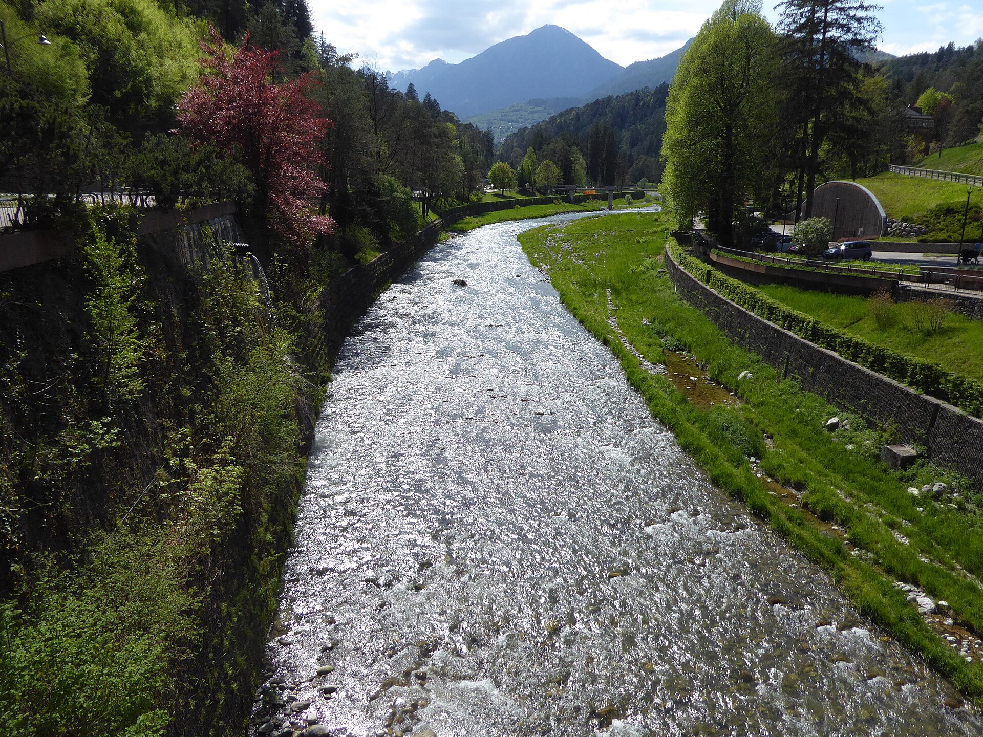 Fiume Sarca nel paesaggio verde accanto alle Terme di Comano