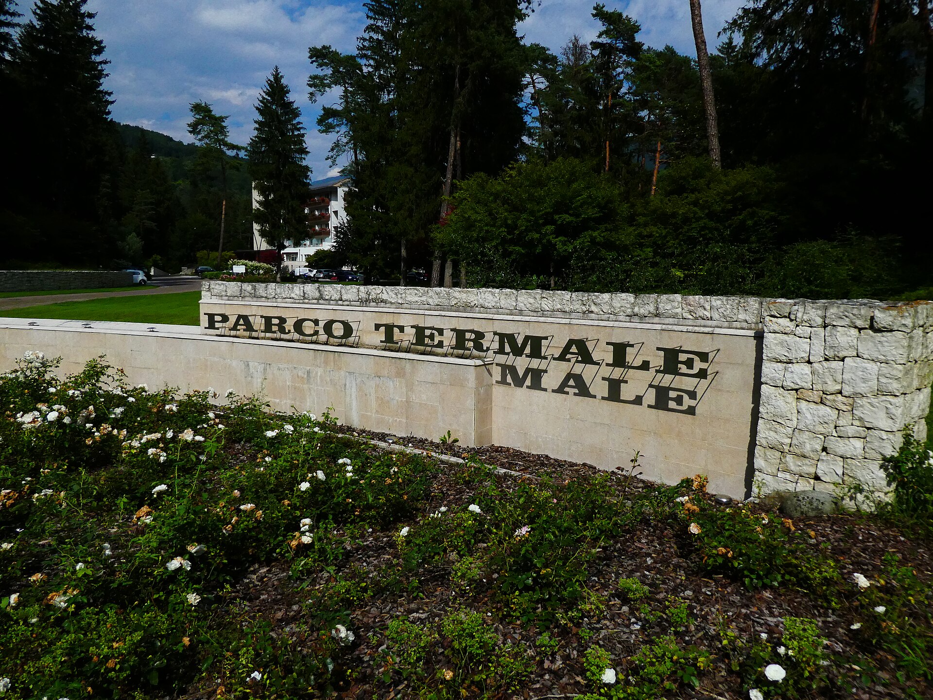 Ingresso e area alberata del parco delle Terme di Comano