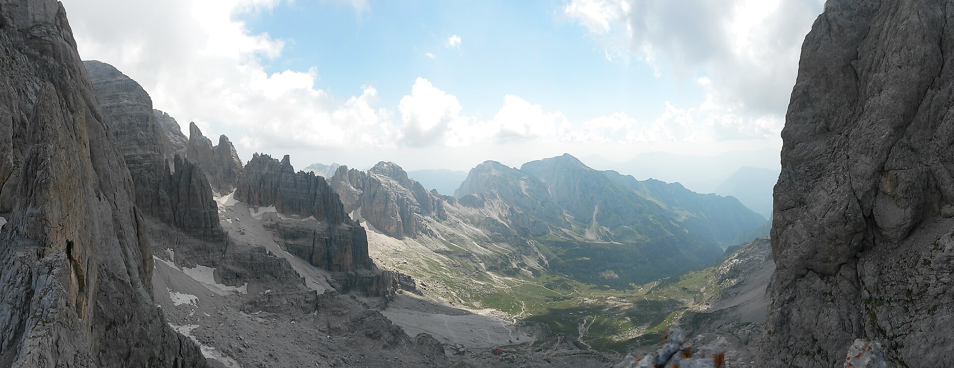 Torri rocciose e sentieri d’alta quota in Val d’Ambiez nelle Dolomiti di Brenta