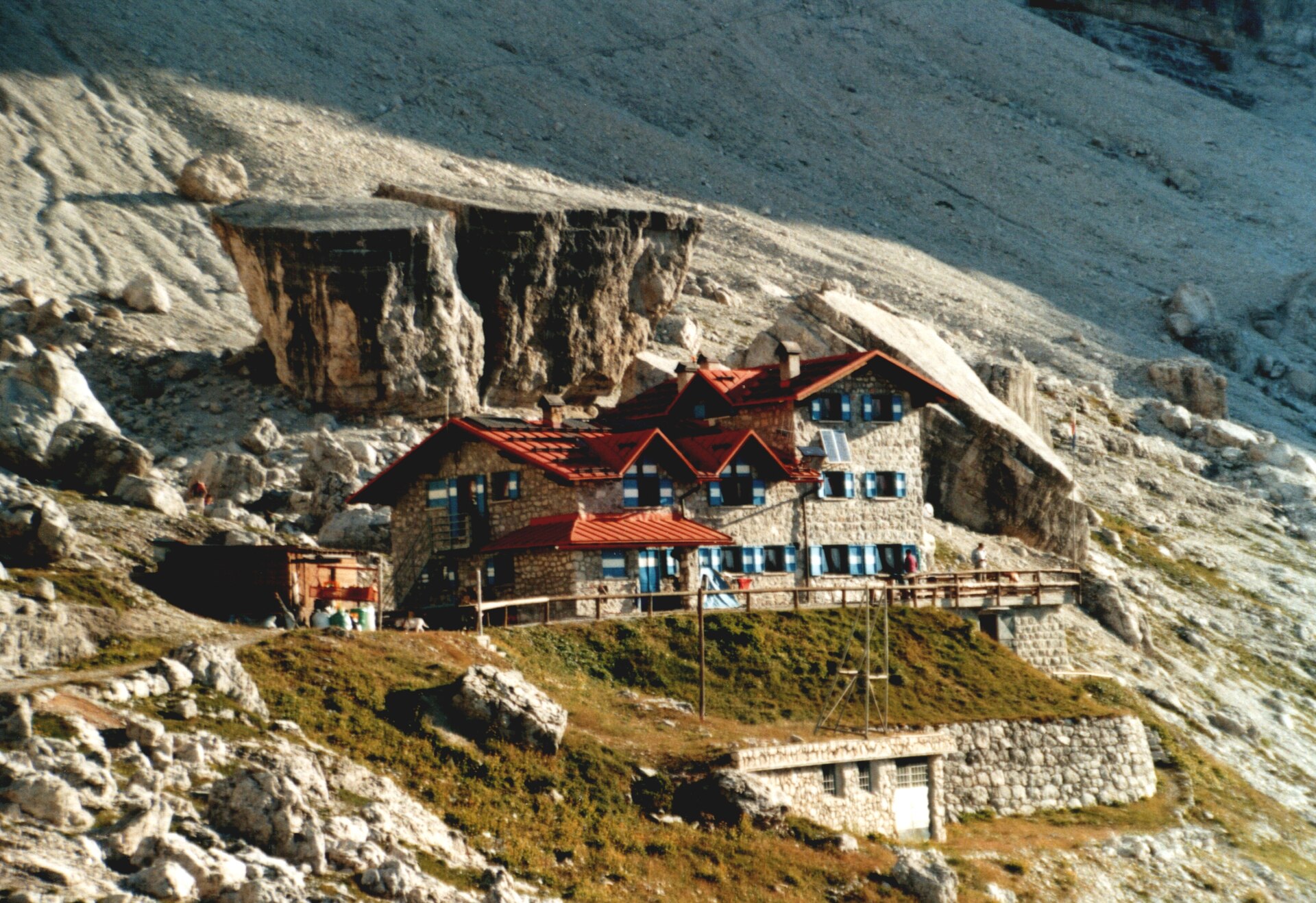 Rifugio Silvio Agostini sotto le pareti calcaree della Val d’Ambiez