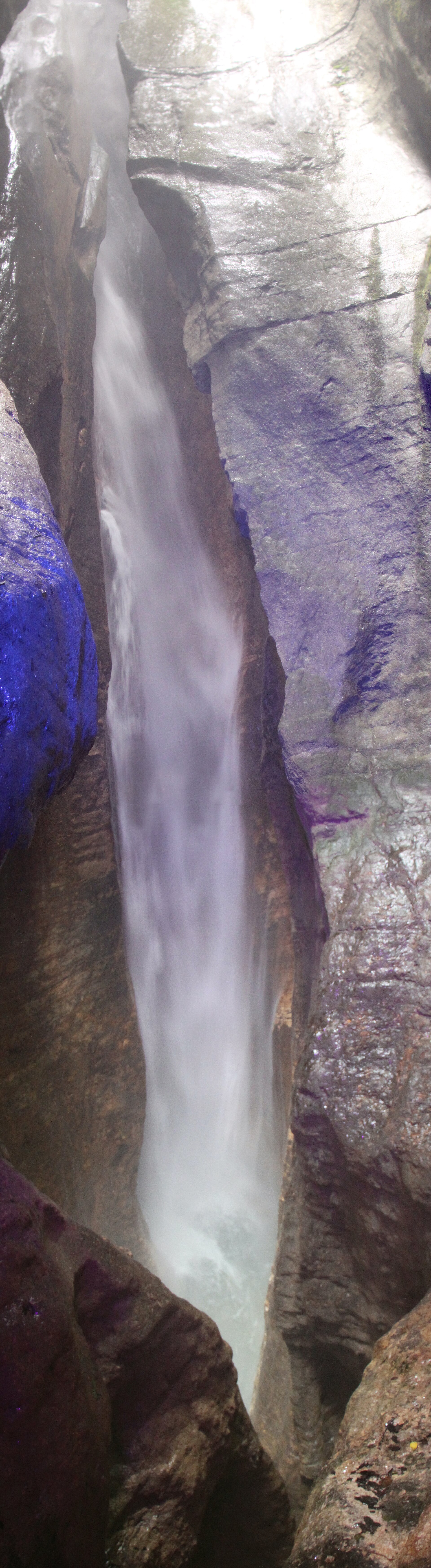 Cascata del Varone nella stretta forra rocciosa vicino a Riva del Garda